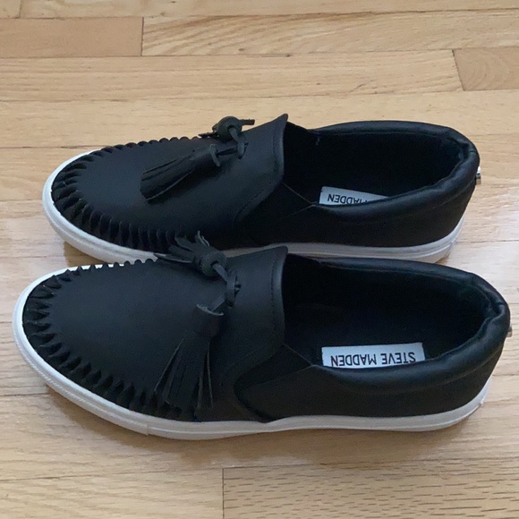 Steve Madden Ellery faux leather tassels black slip on. Sz 7 - Picture 4 of 10